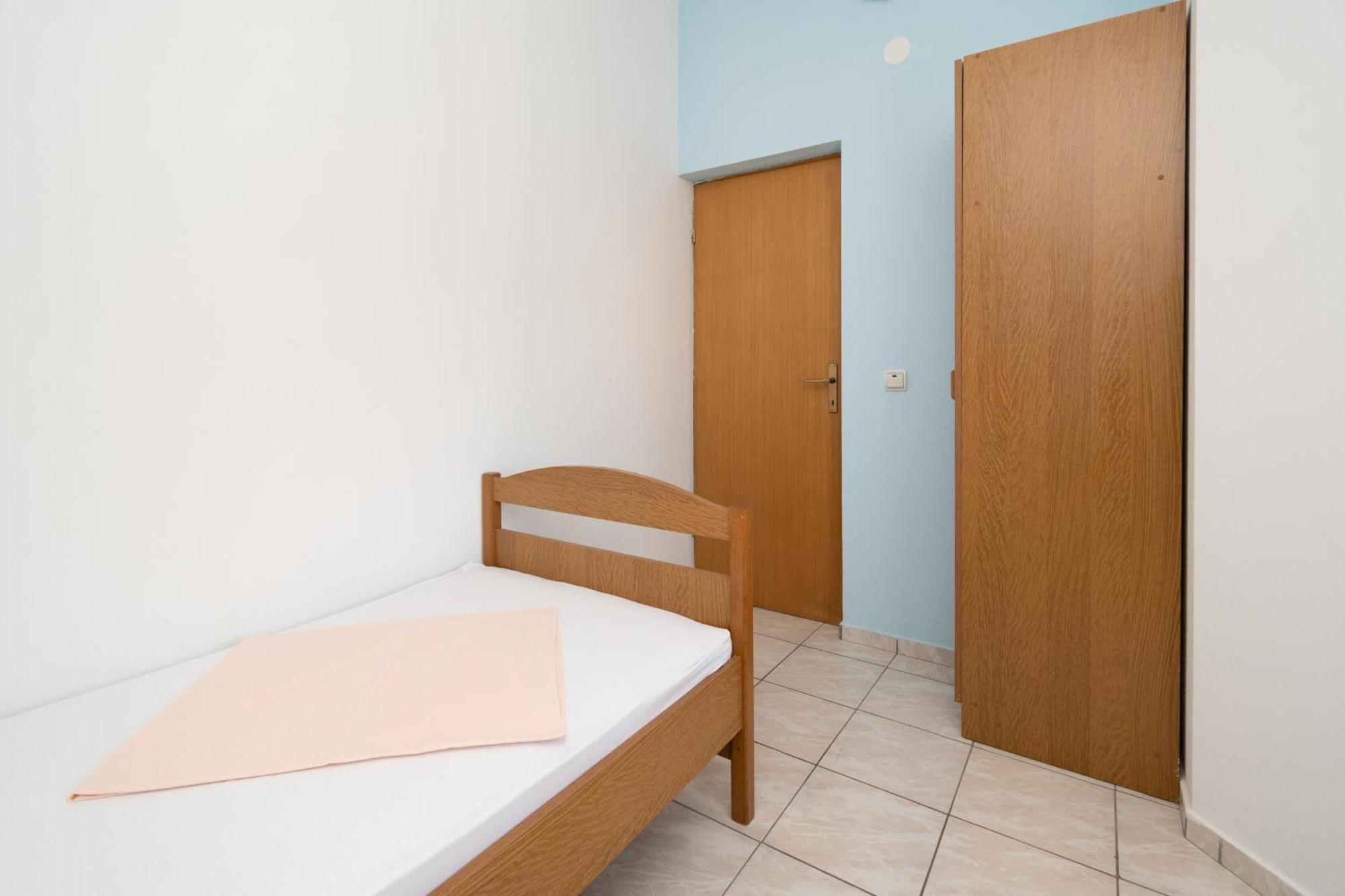 Isolated With A Parking Space - 20177 Apartment *
