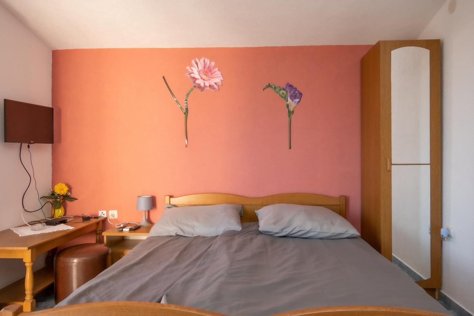 Isolated With A Parking Space - 20177 Apartment Vir