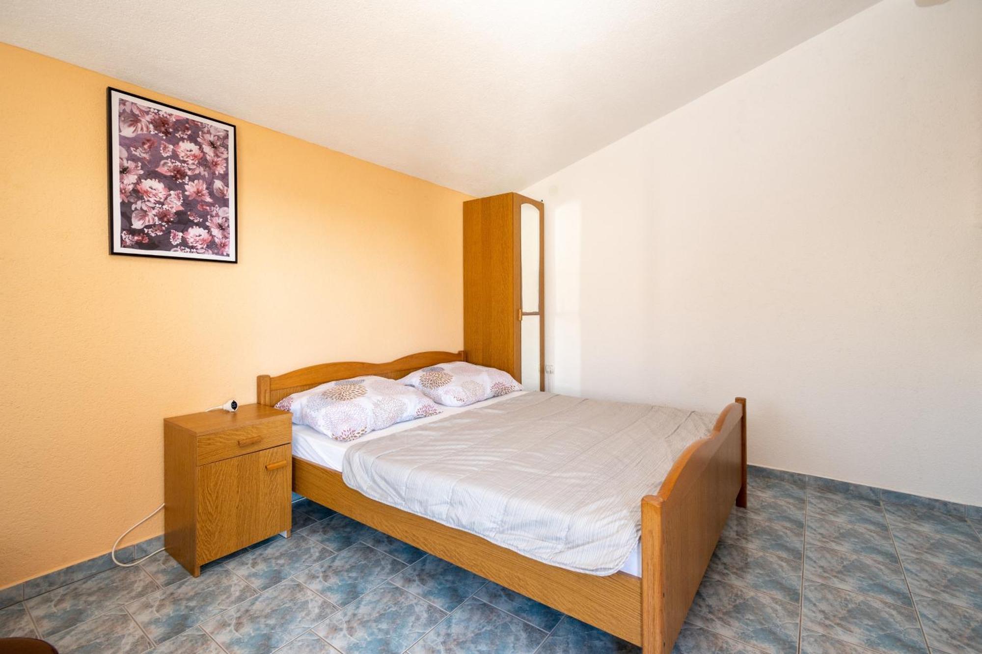 Isolated With A Parking Space - 20177 Apartment *